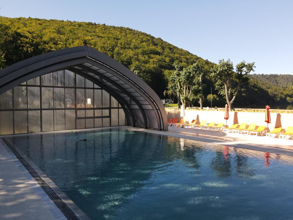 Camping Domaine Du Lac Chambon Murol Exterior photo