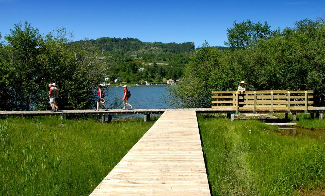 Camping Domaine Du Lac Chambon Murol Exterior photo